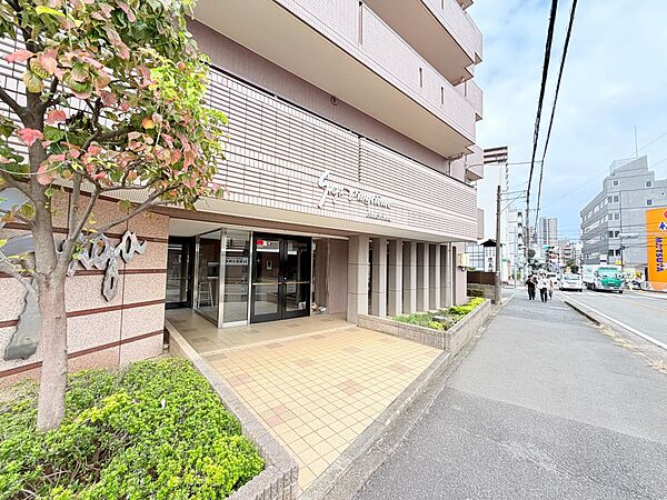 建物正面の外観と前面道路