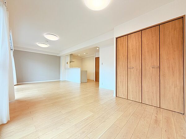 木目調の収納がある明るい洋室