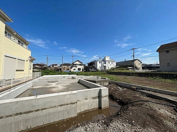 建築中の戸建て分譲地の外観