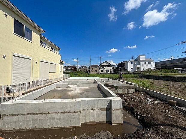 建築中の戸建てと周辺の住宅街