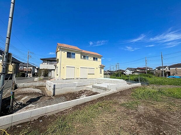 戸建て住宅の外観と敷地、周辺の街並み