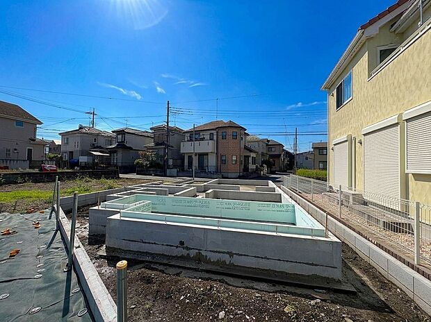 建物脇から見た周辺の住宅街