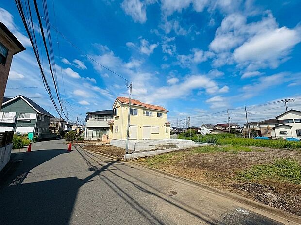 周辺道路から見た住宅と空き地