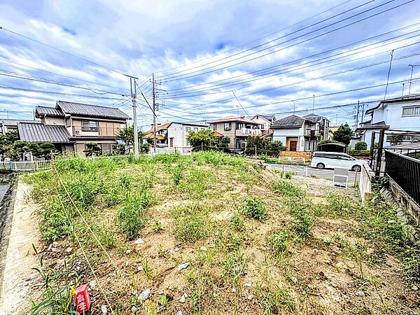 周囲に住宅がある更地の敷地
