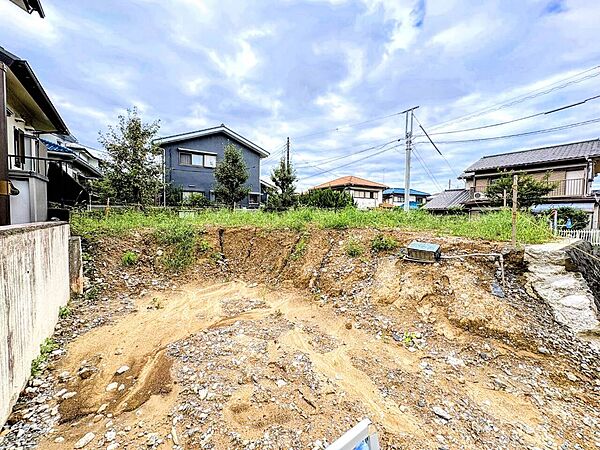 建築前の更地と周辺の住宅