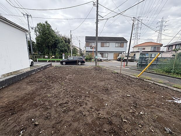 住宅街に囲まれた整地前の土地