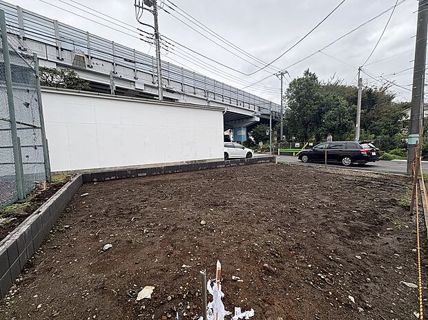 建物脇の整地された敷地と前面道路