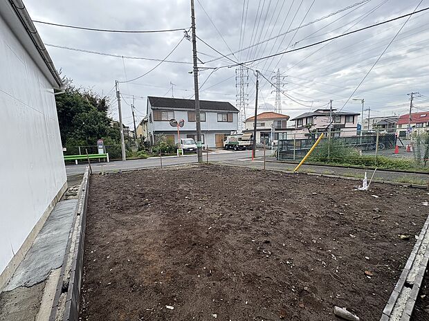 整地前の土地と周辺の住宅街