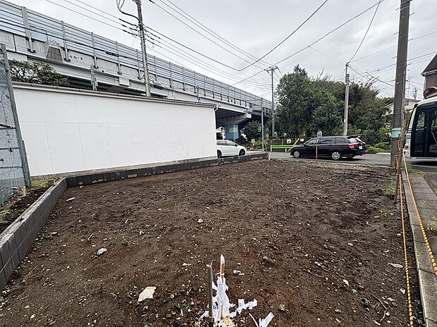 建物に囲まれた整地前の敷地