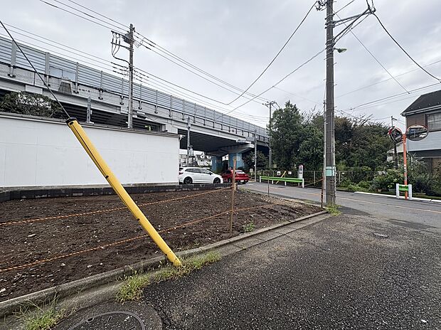 道路沿いの建築中の区画と周辺住宅
