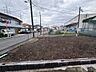 周辺：道路沿いの整地された土地周辺に住宅や建物あり