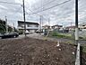 周辺：建築中の区画と周辺住宅が見える敷地
