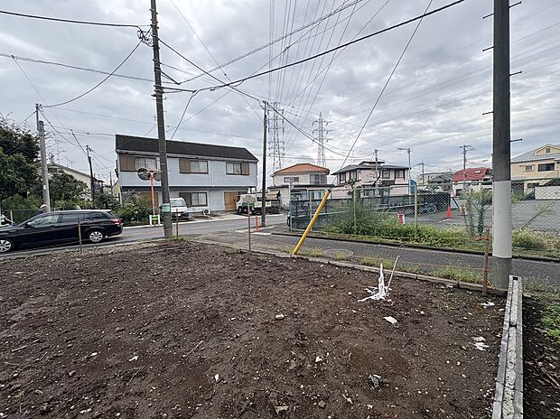 建築中の区画と周辺住宅が見える敷地