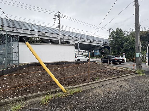 線路沿いの敷地と建物外観