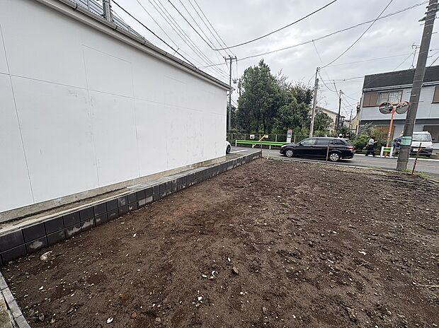 建物脇の整地された広い土地