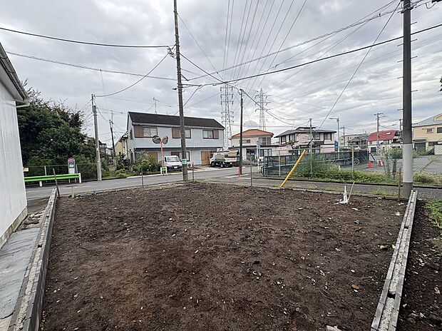 周囲に住宅が見える整地された土地