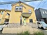 外観：戸建て住宅の外観前面に駐車スペースあり