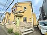 外観：外観：黄色い外壁の2階建て住宅