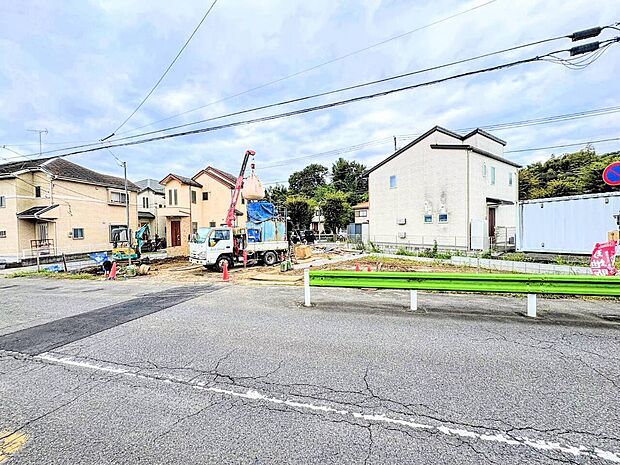 建築中の戸建てと前面道路の様子
