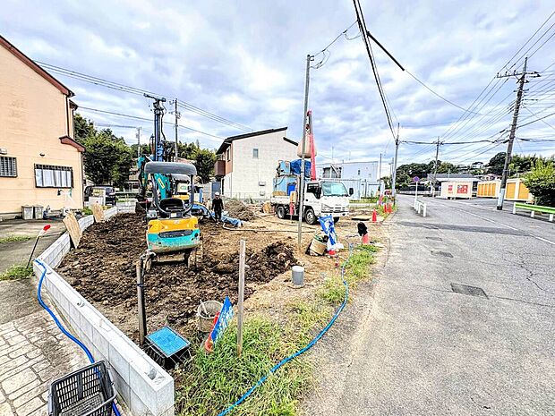 建築中の戸建てと前面道路の様子