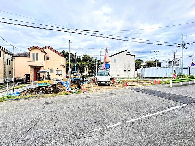 建築中の戸建てと前面道路の様子
