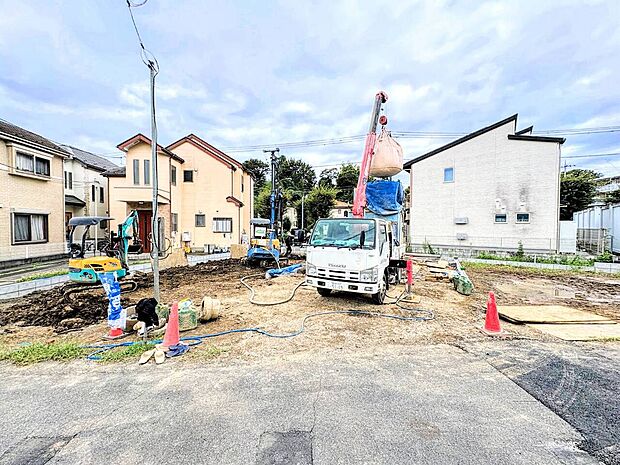 建築中の戸建てと前面道路の様子