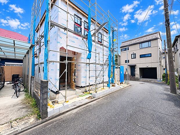 建築中の住宅と前面道路