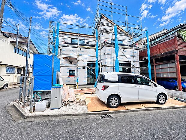 青空の下に建つ建物の外観