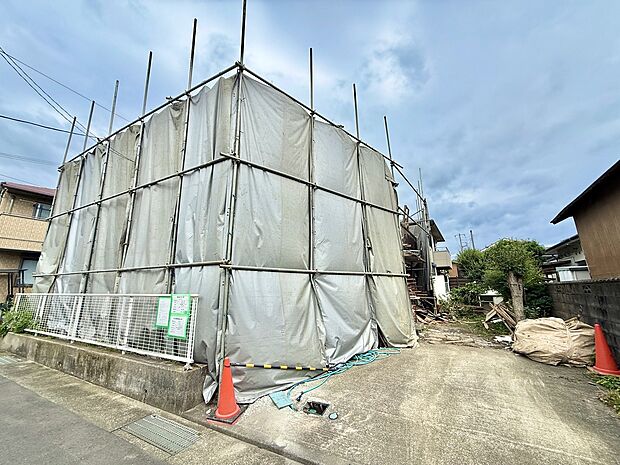 建築中の建物と前面道路