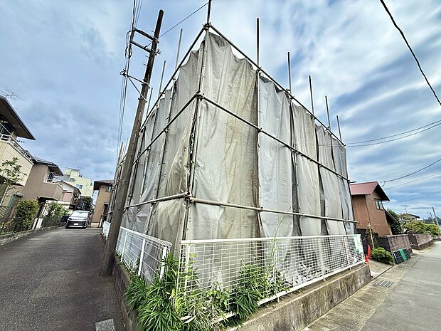 建物外観と隣接する道路の様子