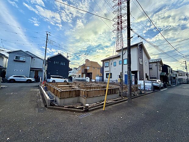 建築中の建物と周辺道路の様子