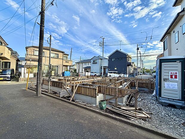 駅前の道路と住宅街の周辺環境