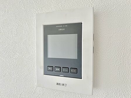 壁面に設置されたモニター付きインターホン