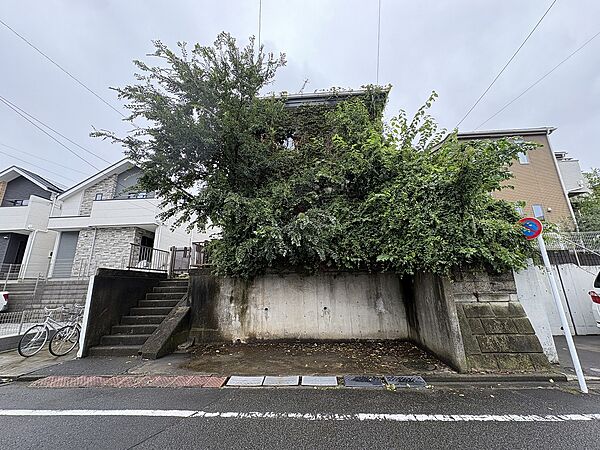 住宅街の道路沿いにある売地※建物解体渡し