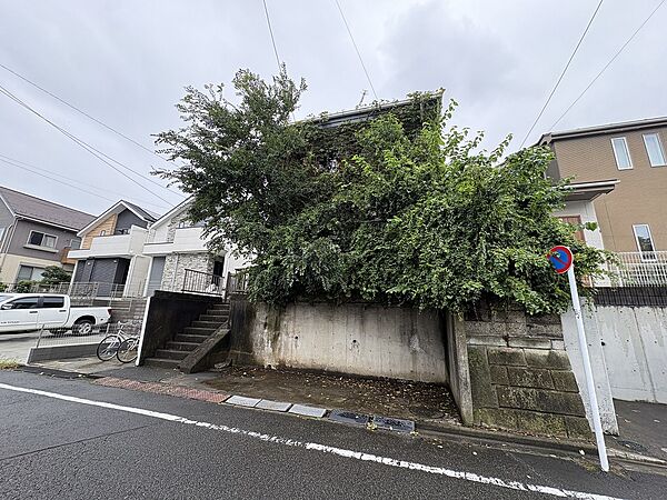 住宅街の道路沿いにある売地※建物解体渡し