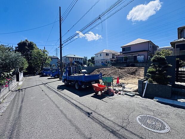 住宅街の道路と周辺の建物
