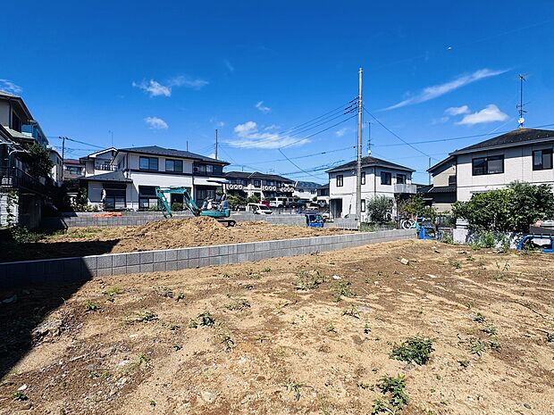 造成中の宅地と周辺住宅
