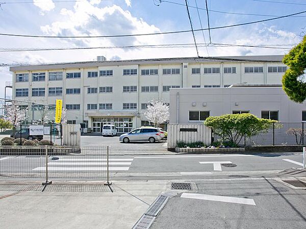 八王子市立第二中学校　距離約800m