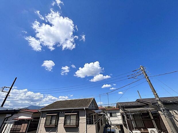 青空の下に見える建物の外観