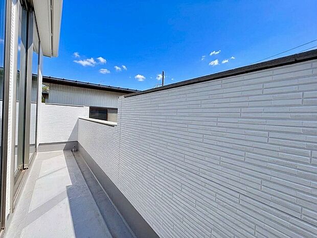 建物に囲まれた細長い屋外スペース