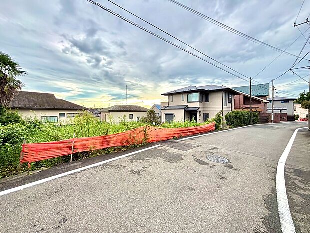 物件周辺の道路と住宅街の様子