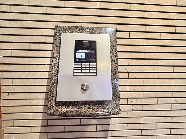 レンガ調の壁面に設置されたインターホン