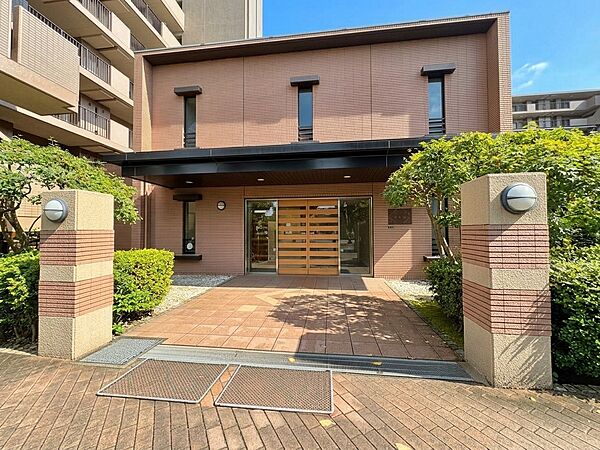 植栽に囲まれた戸建て住宅の門まわり