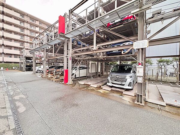 建物周辺の屋外通路と駐車スペース
