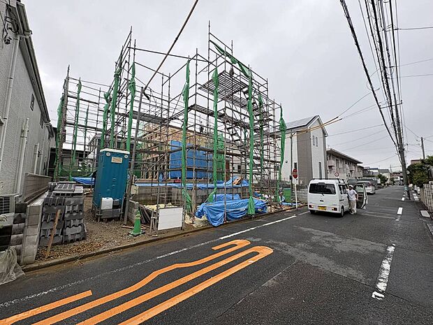 建築中の建物が見える前面道路