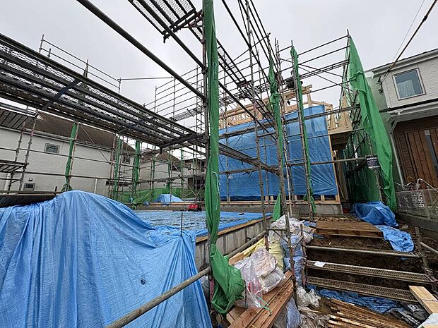 建築中の建物と足場の様子