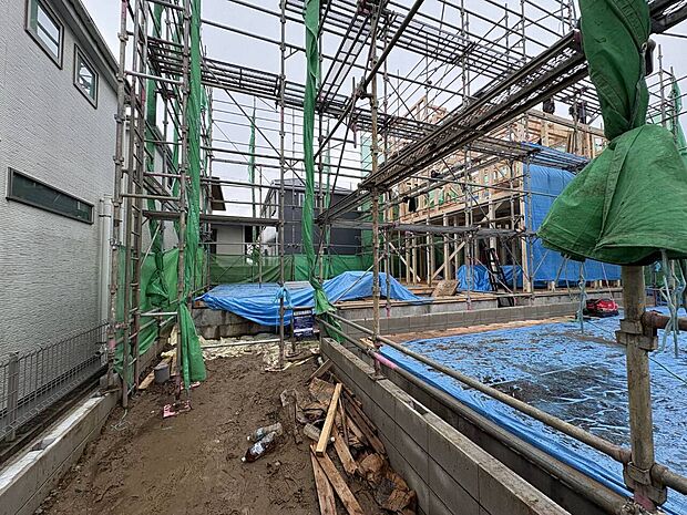 建築中の建物と資材が並ぶ現場