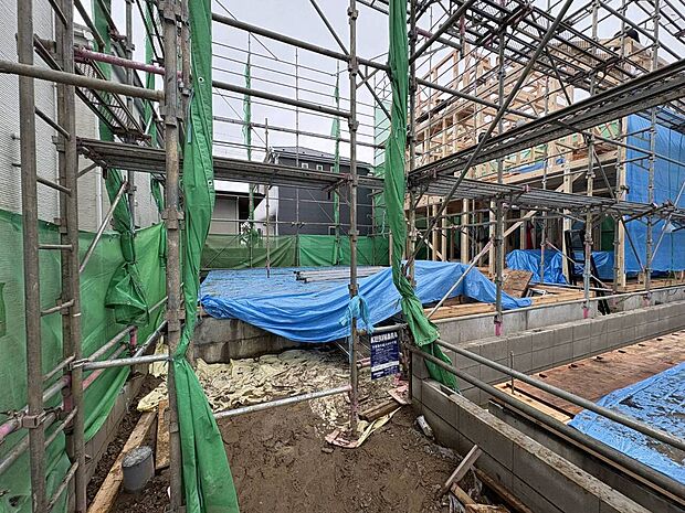 建築中の建物と資材が置かれた現場