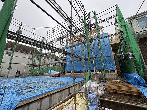 建築中の建物と周囲の足場