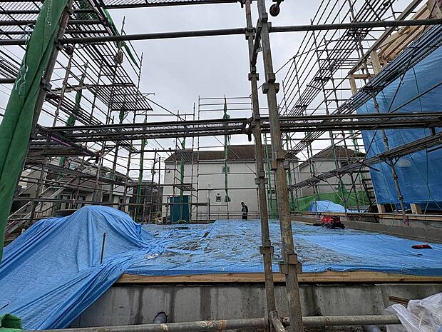 建築中の建物内部の様子
